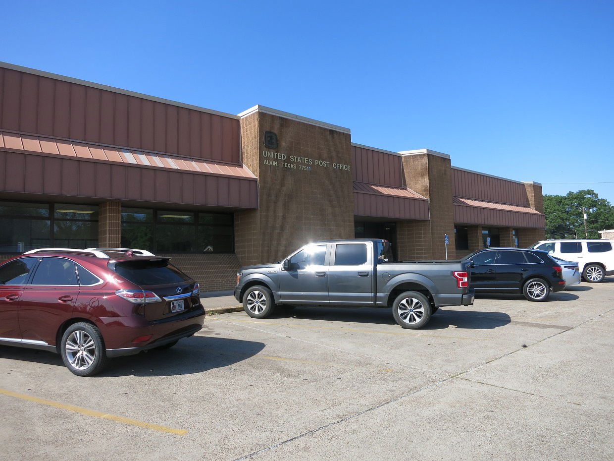 Photo shows the US Post Office at 455 E House St, Alvin, TX 775…