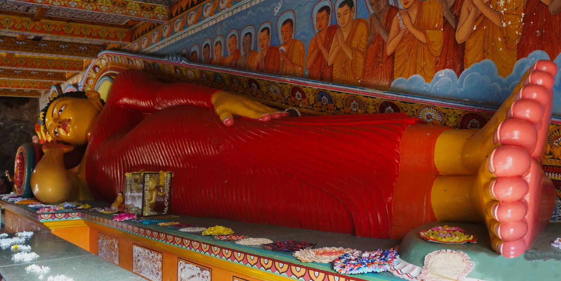 Reclining Buddha and his desciples at Isurumuniya a Buddhist t…