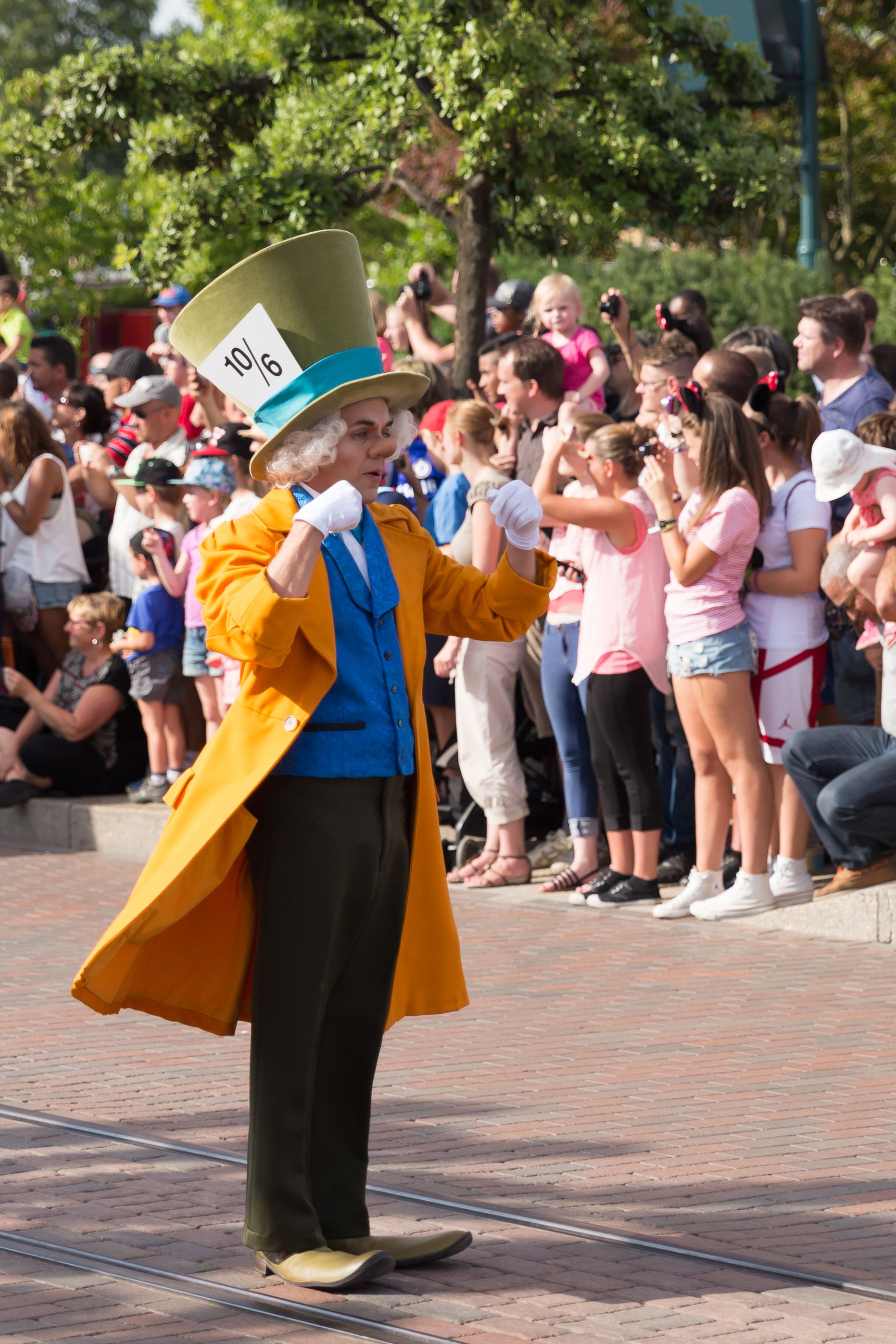 The Mad Hatter of Alice in Wonderland at the Disney Magic On Pa…