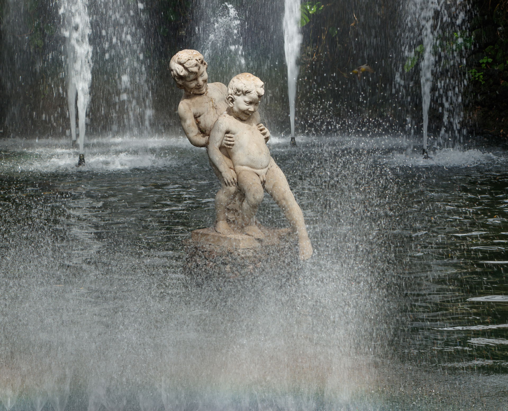 Statue of two boys, pond of the Jardim Municipal do Funchal, Fu…