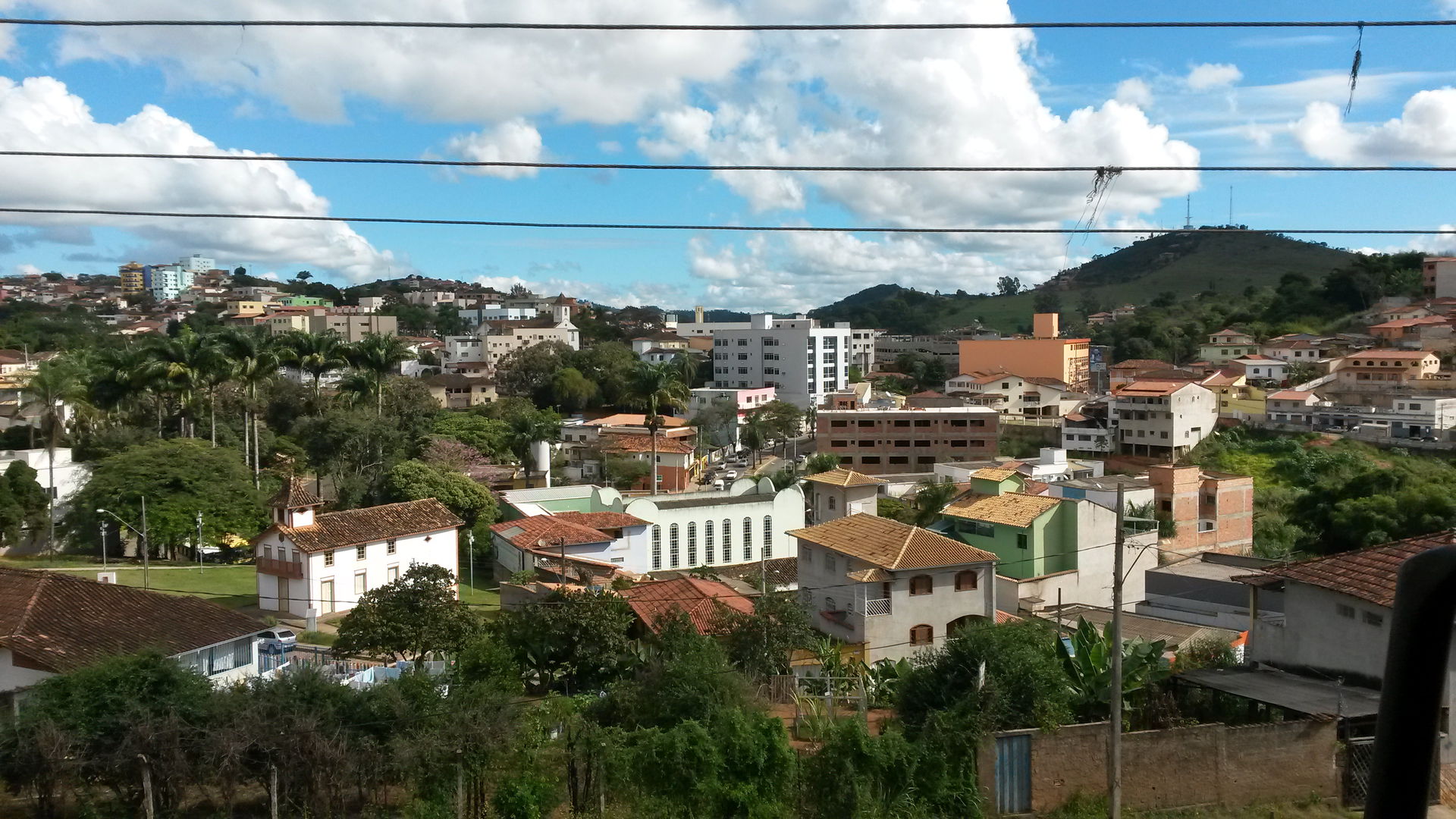 Imagem de Guanhães, vista a partir da rua Treze de Maio