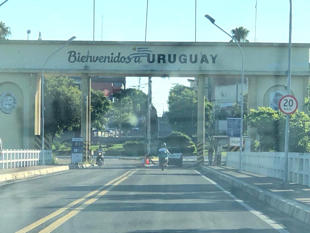 Ponte sobre o rio Quarai entre as cidades Quarai (Brasil) e Art…