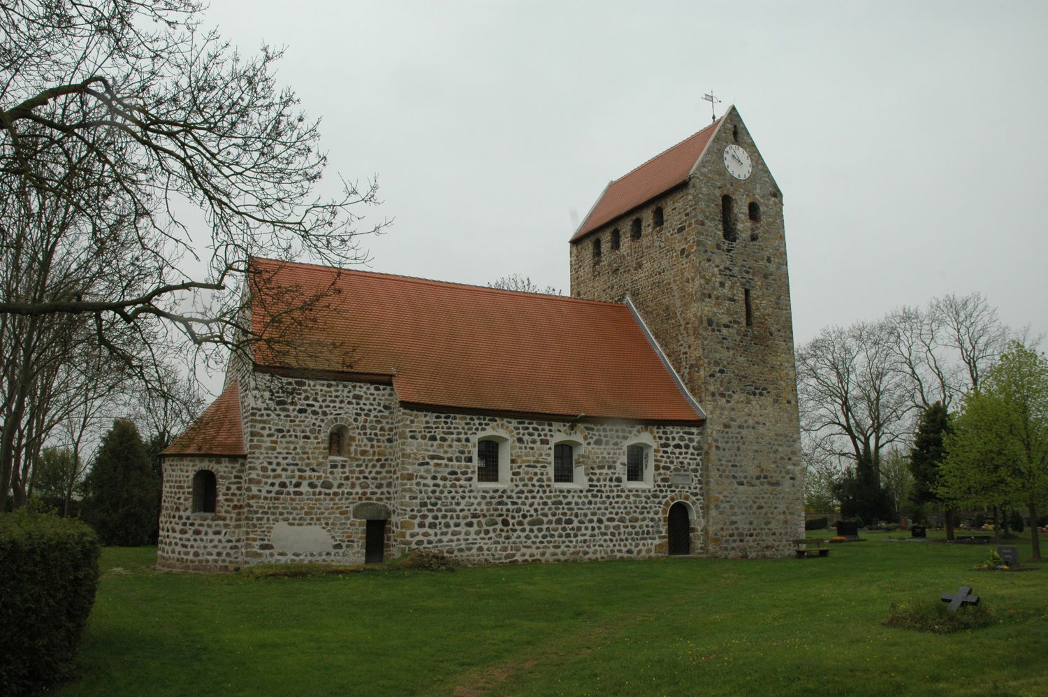 Außenansicht der Kirche in Zeddenick, Ortsteil von Möckern