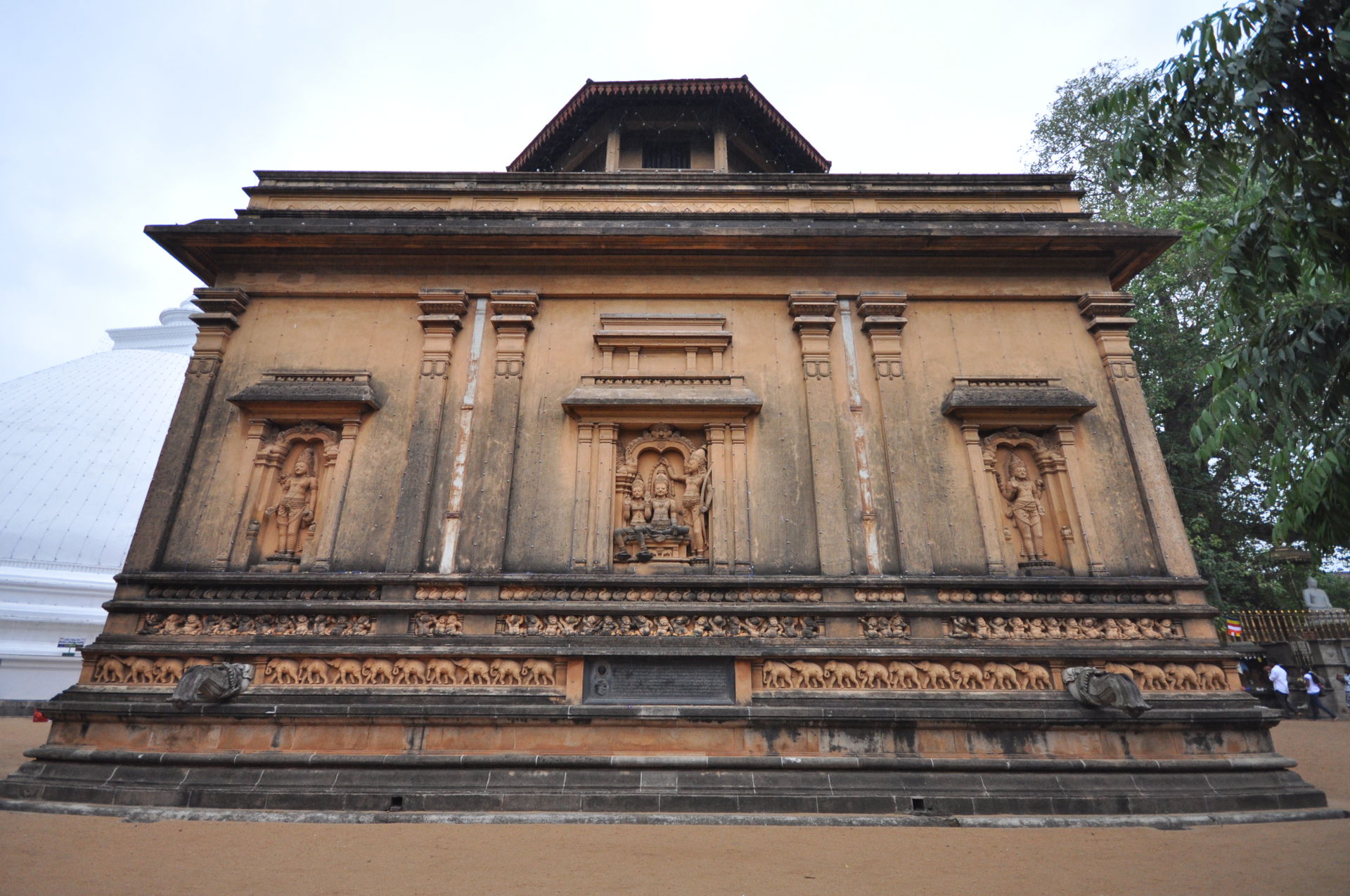 The Kelaniya Raja Maha Vihara or Kelaniya Temple is a Buddhist …