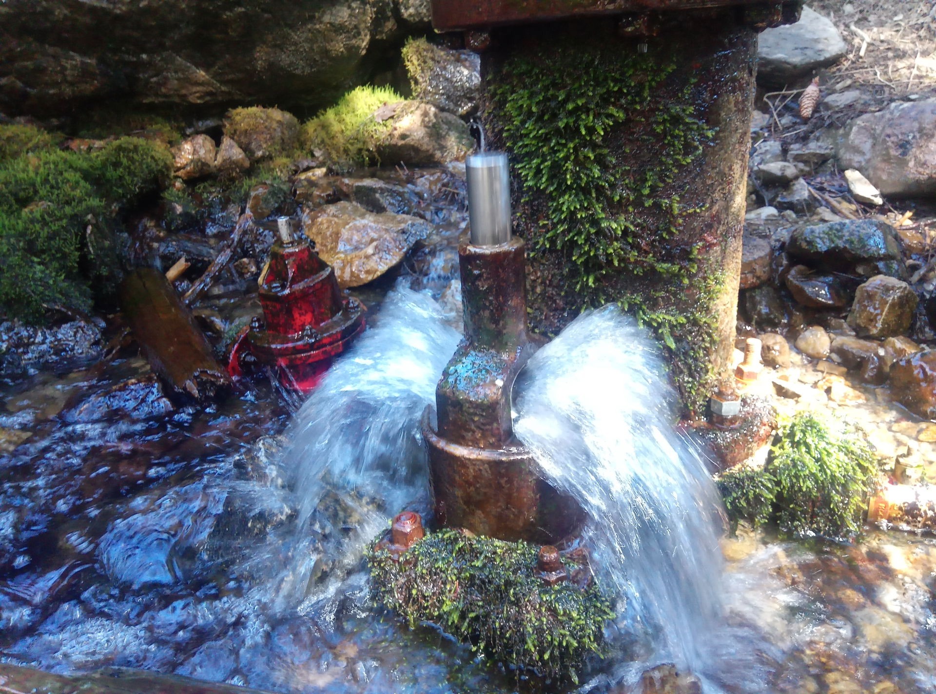 geöffnetes Stoßventil des Hydraulischen Widders im Oytal bei Ob…