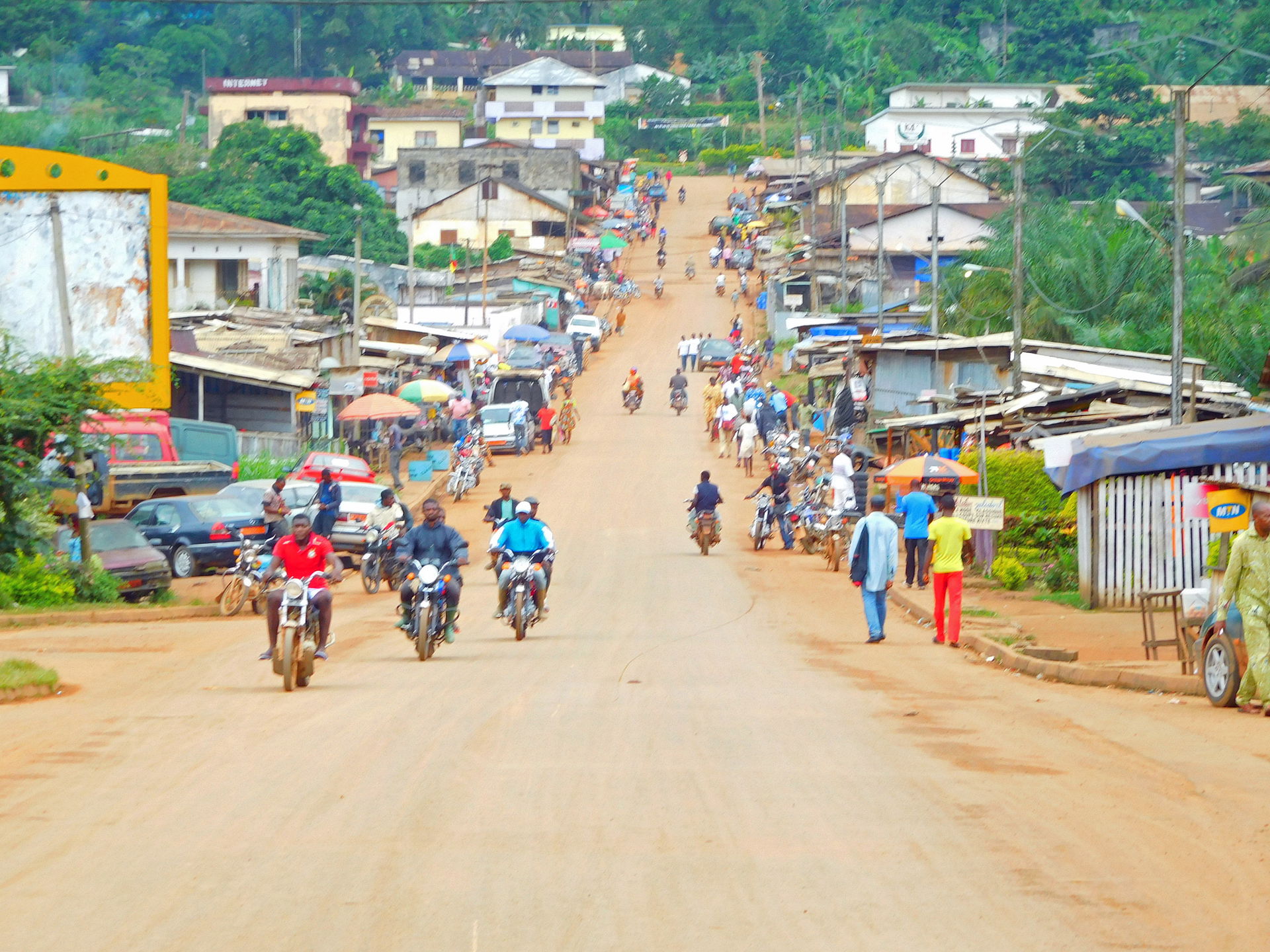 Avenue principale d'Éséka (Cameroun).