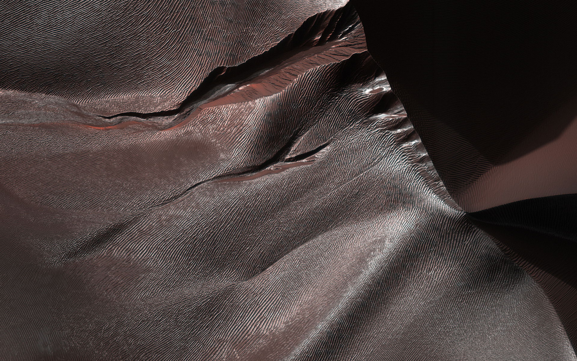Gullies on Martian sand dunes, like these in Matara Crater, hav…