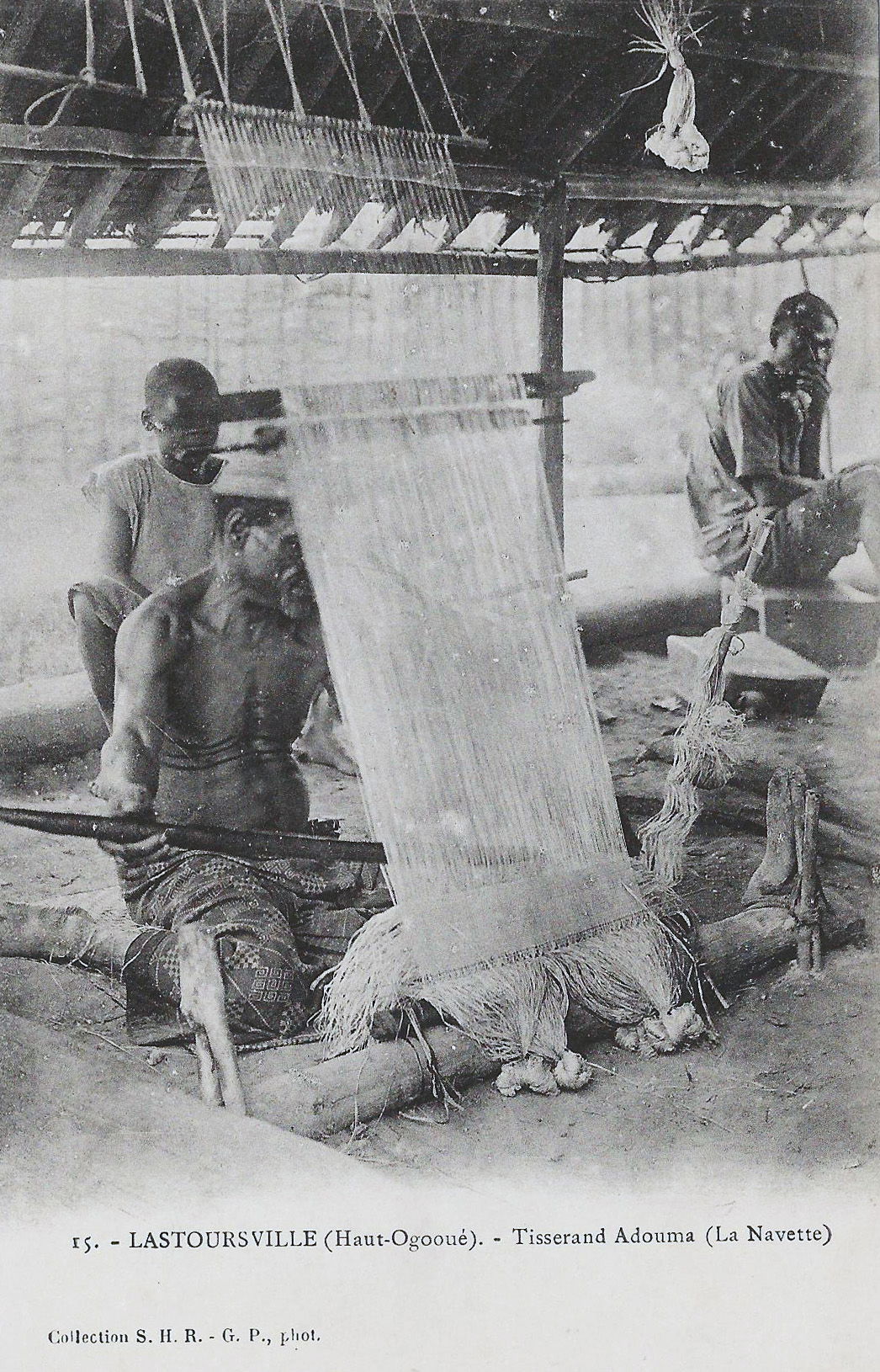 * Lastoursville (Haut-Ogooué). Tisserand Adouma (La Navette). 
…