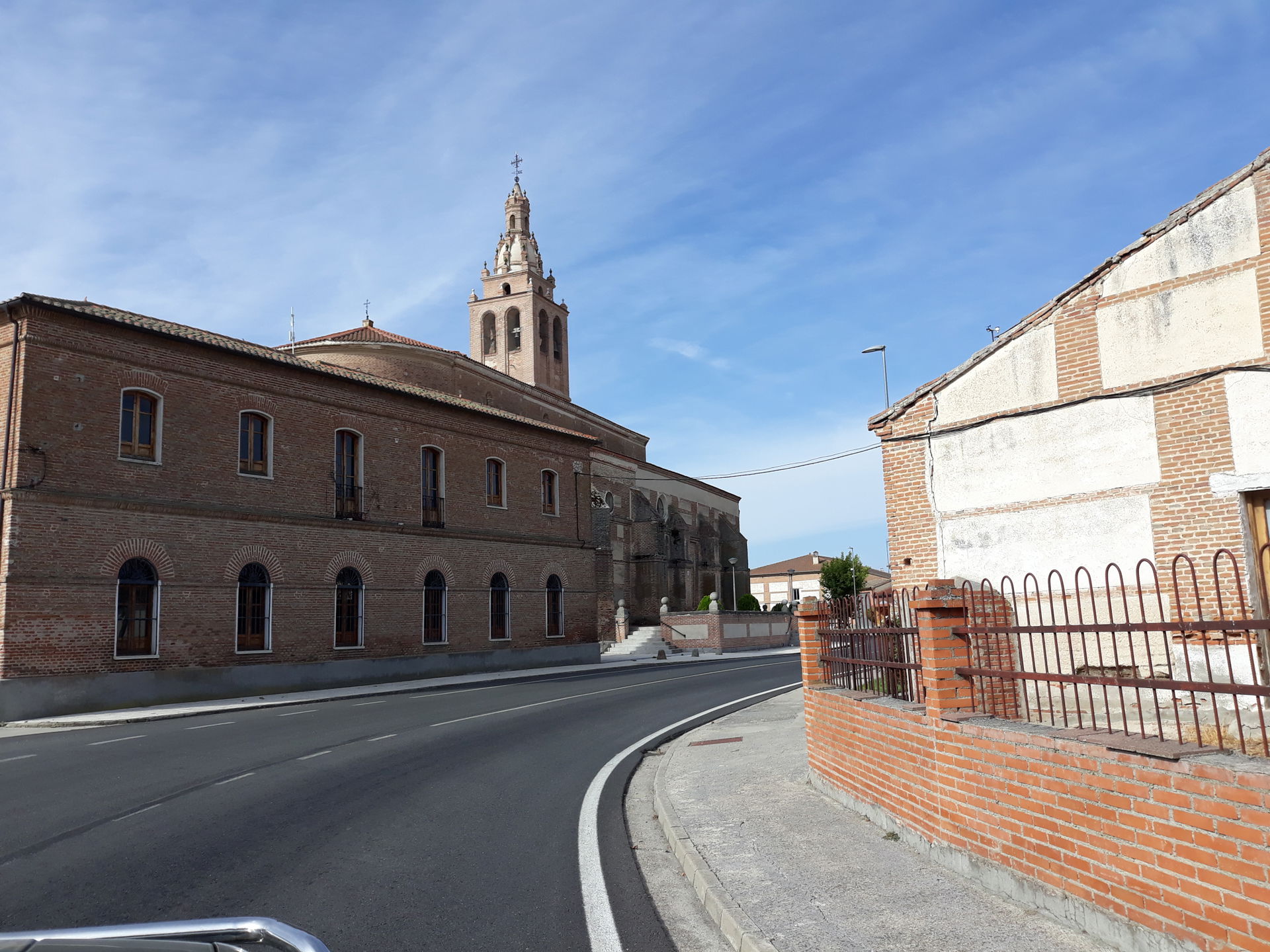 Vista de la Iglesia y edificios de ladrillo antiguos de Rágama