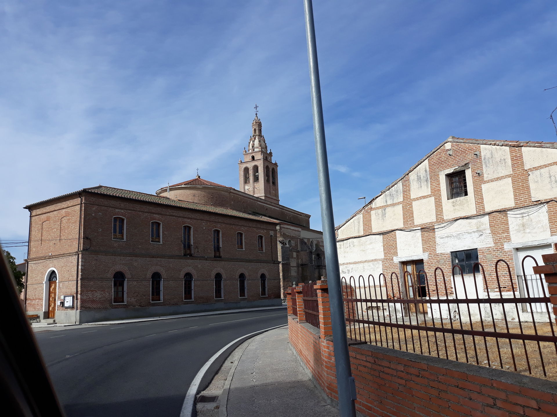 Vista de la Iglesia y edificios de ladrillo antiguos de Rágama