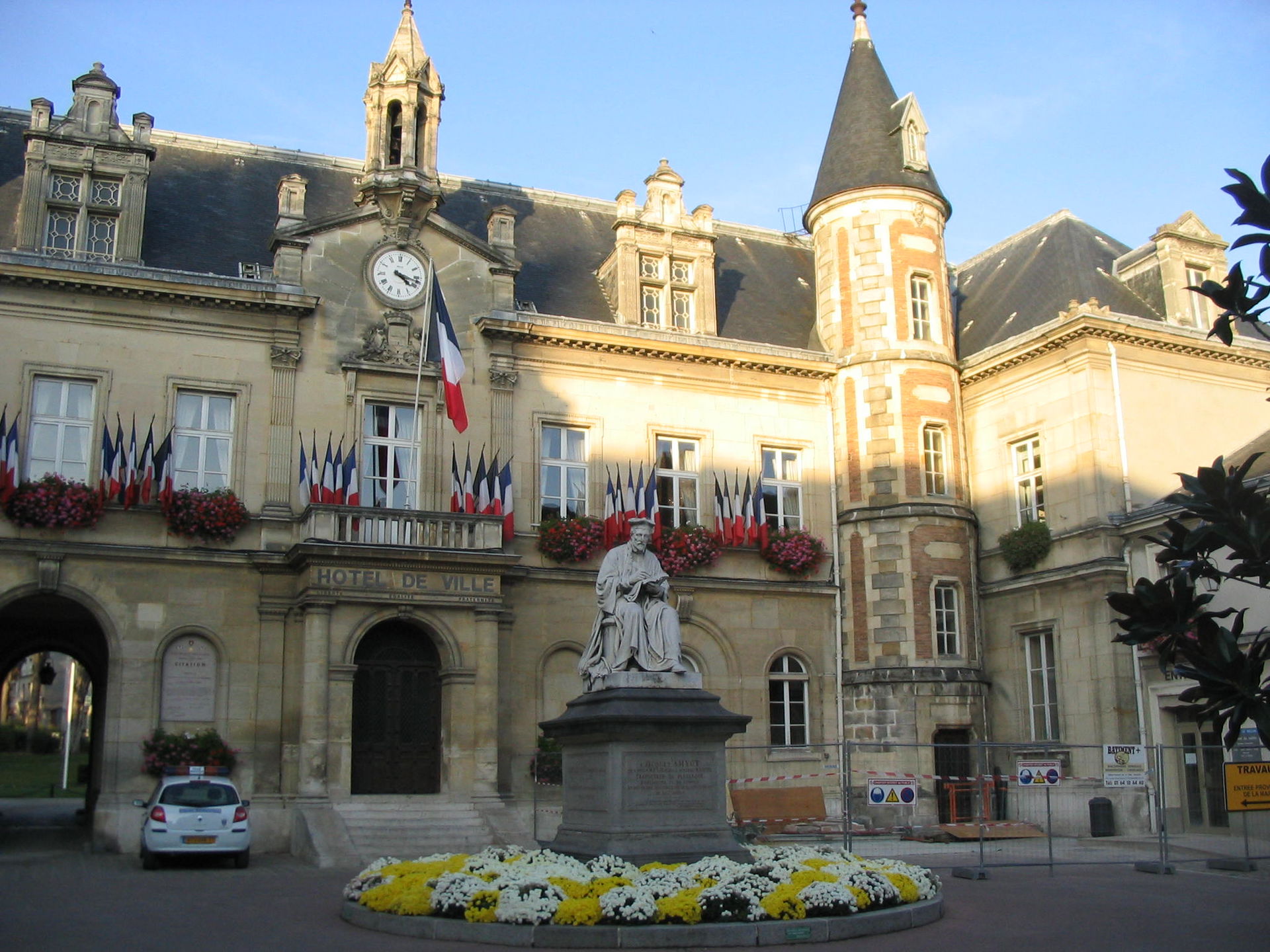 City hall of Melun (Seine-et-Marne, France) with a statue of Ja…