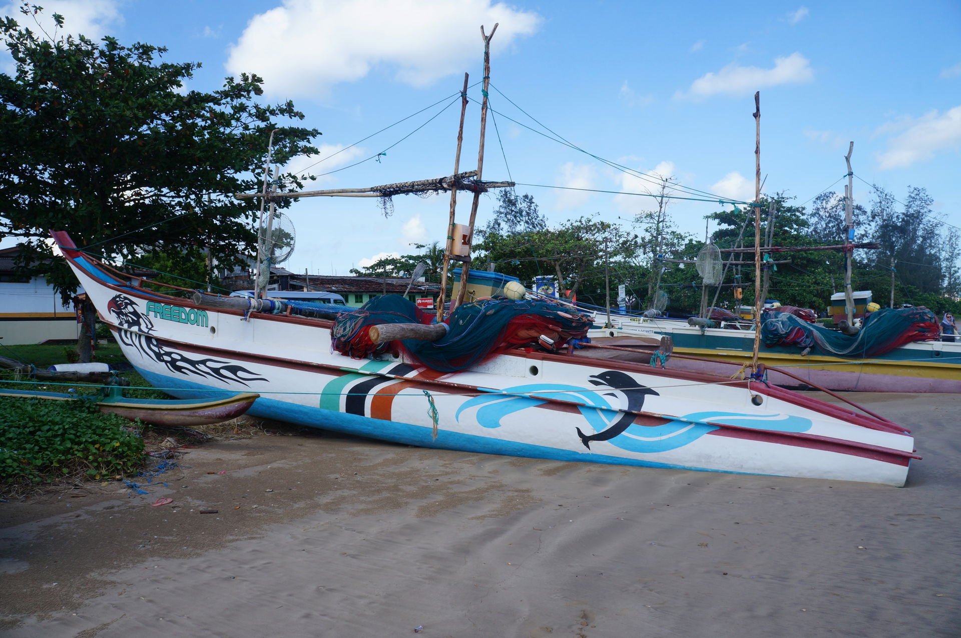 Les  pirogues à balancier sur la plage de Weligama, Matara Dist…