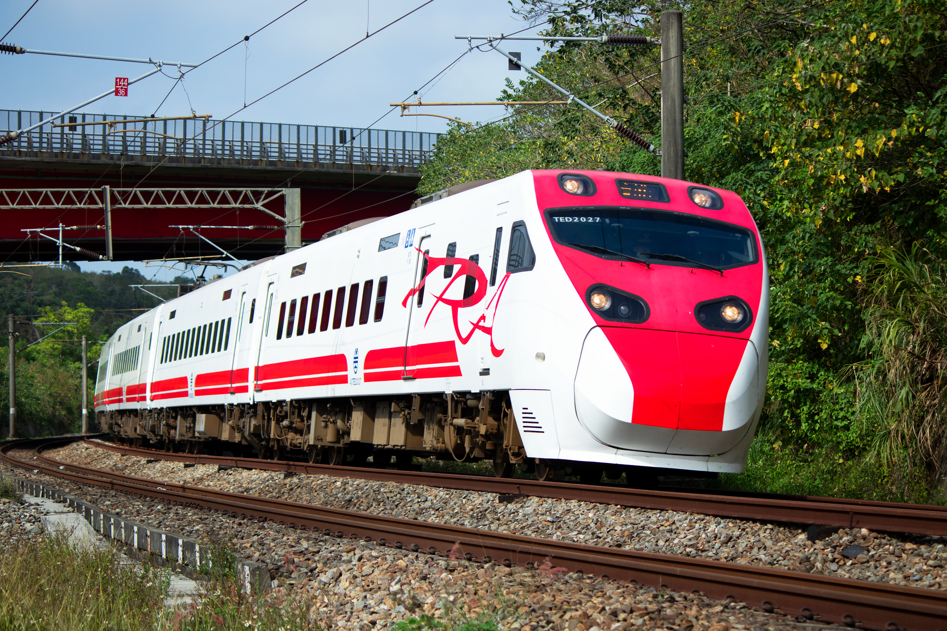 TRA TEMU2000 series (numbered TED2027) Puyuma Express train run…