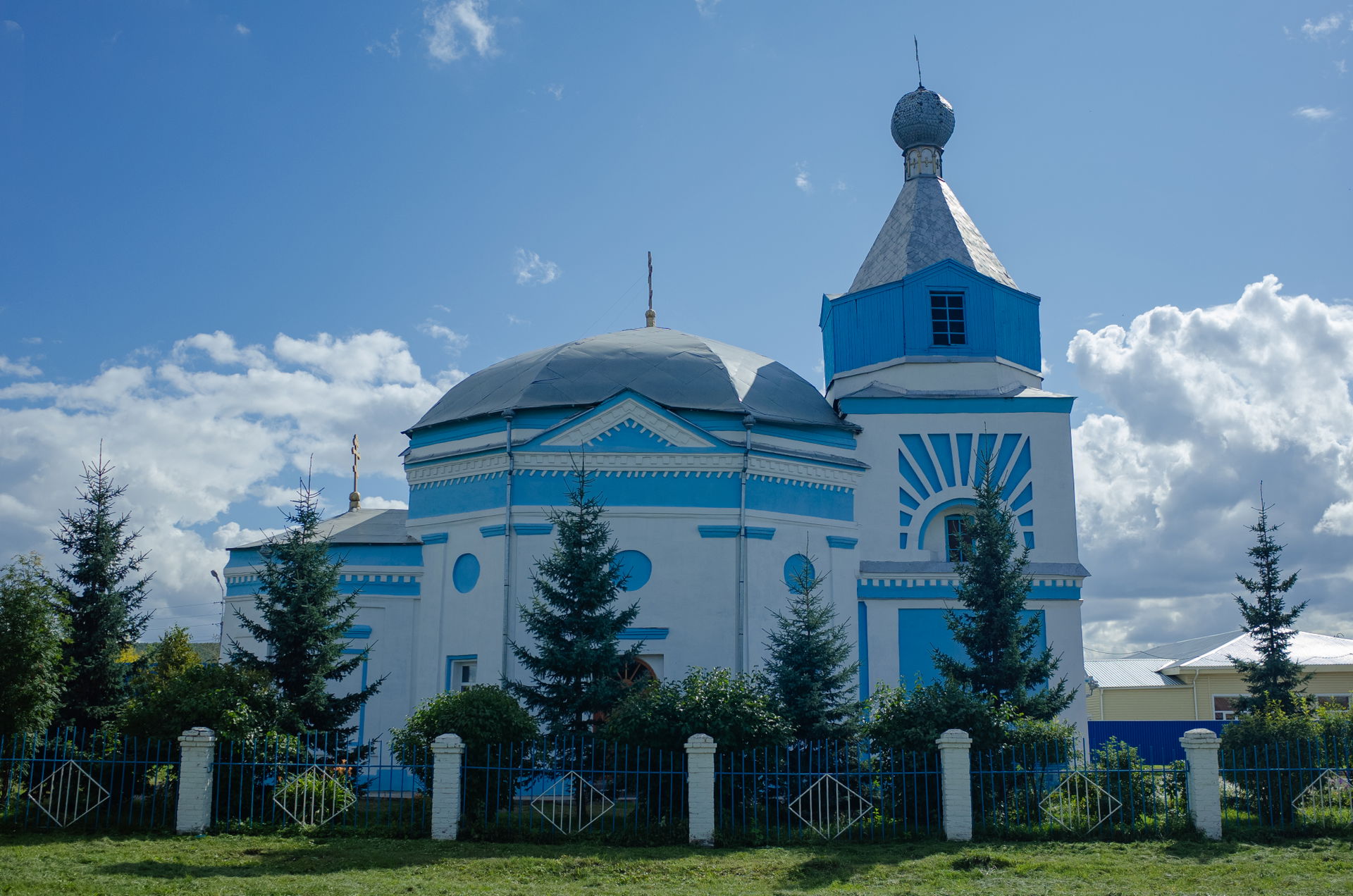 Церковь Петра и Павла (вид с ул.Ленина): улица Советская, 2, Уж…