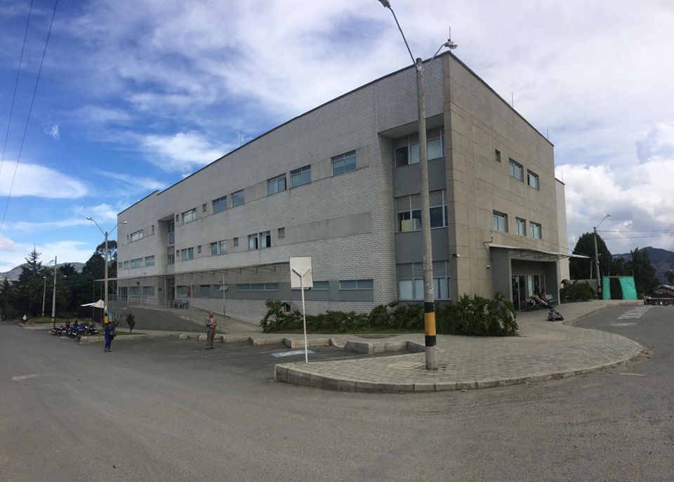 Aspecto de la fachada del Hospital de Sonsón.