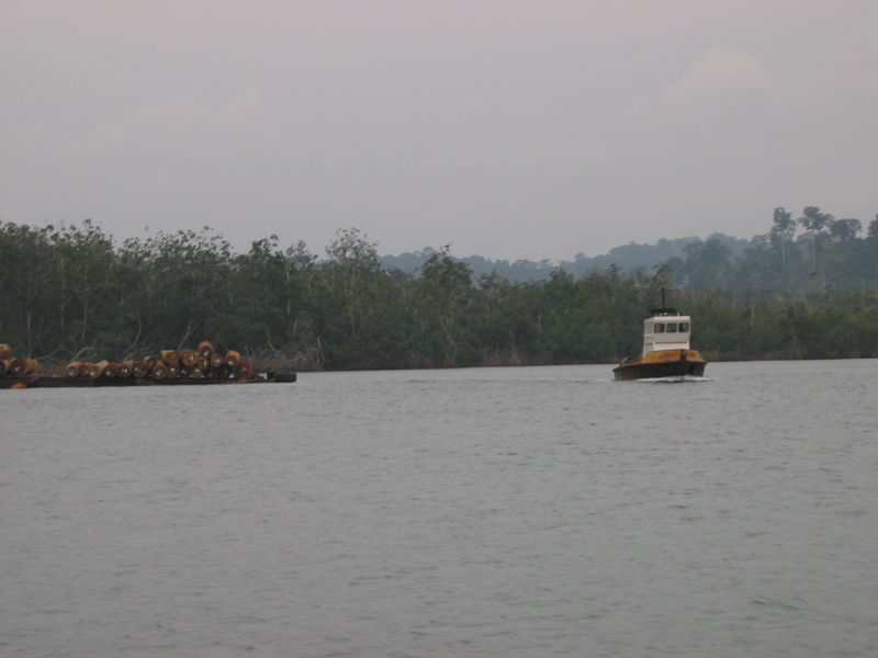 remorqueur sur la lagune de Mayumba au Gabon