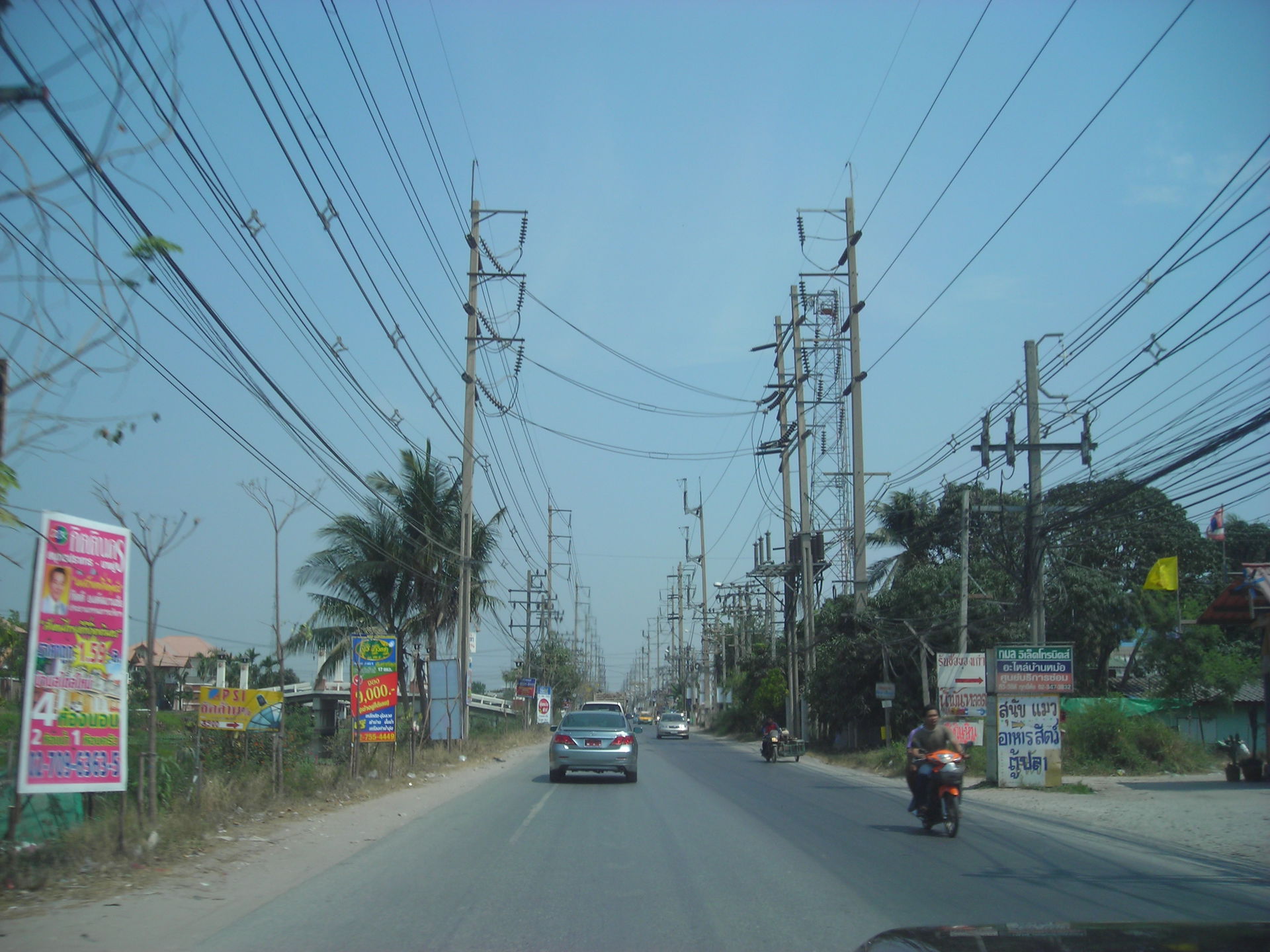Straßenszene in der Provinz Samut Prakan, Thailand.