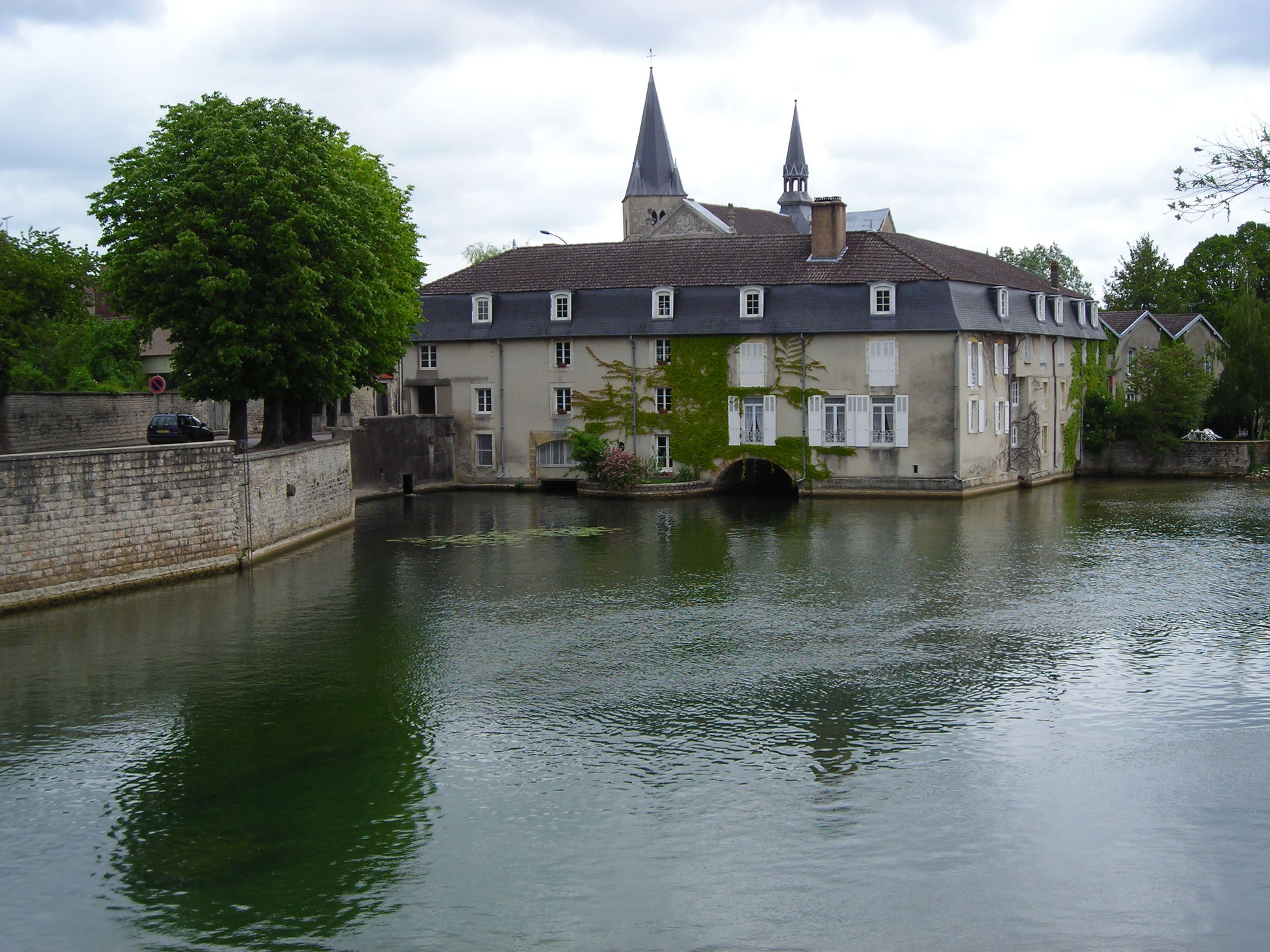 La rivière Aube traversant Bar-sur-Aube (Aube, France).