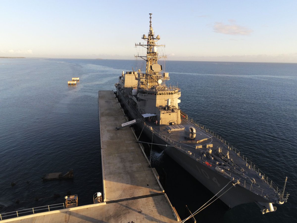 トンガ王国ヌクアロファ港に寄港中の護衛艦「きりさめ」