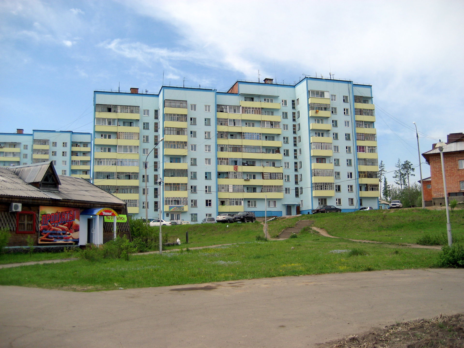 Город Кодинск, улица Гайнулина, дом 4. Один из трех девятиэтажн…