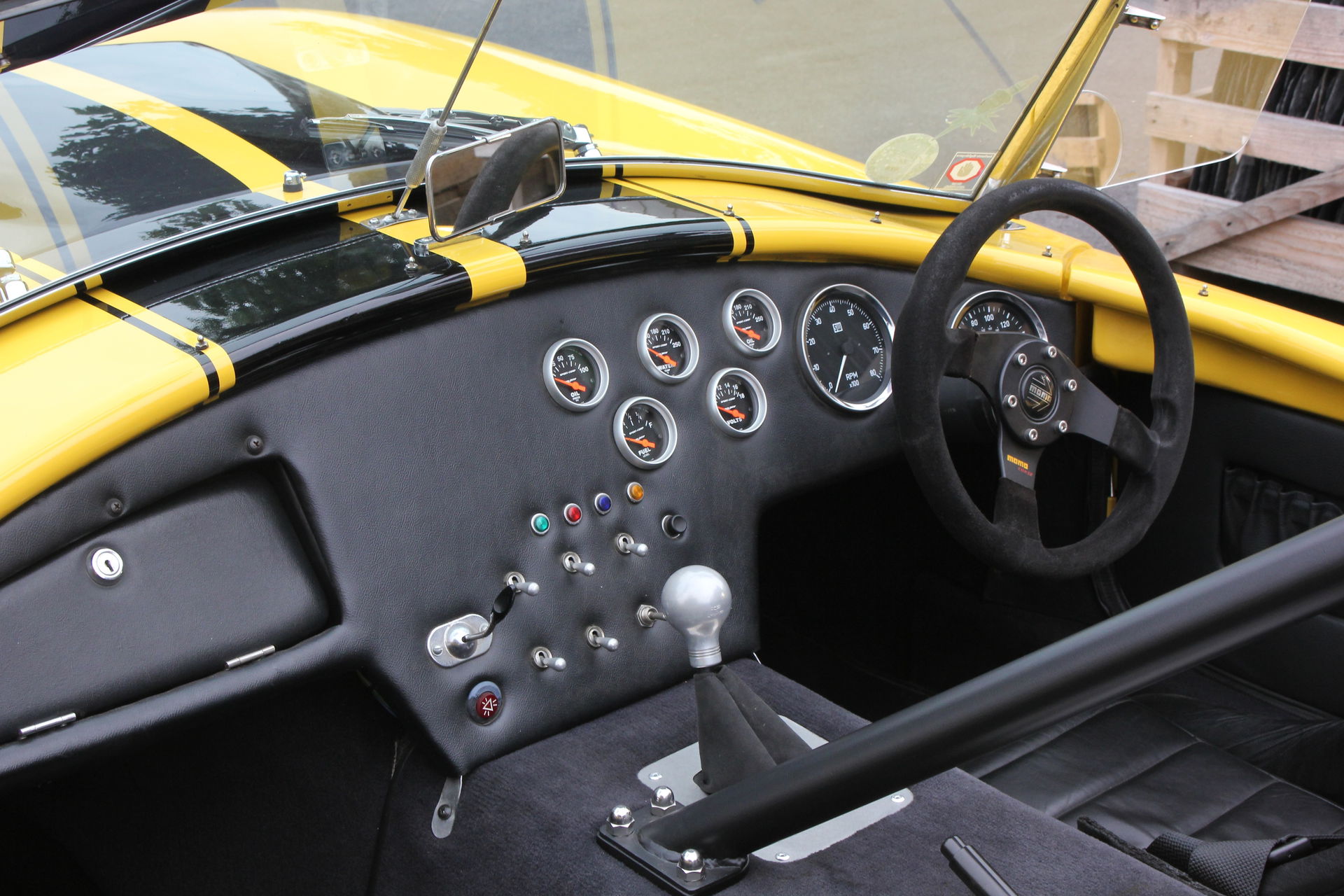 AC Cobra 427 Replica Magnum mit Momo-Lenkrad