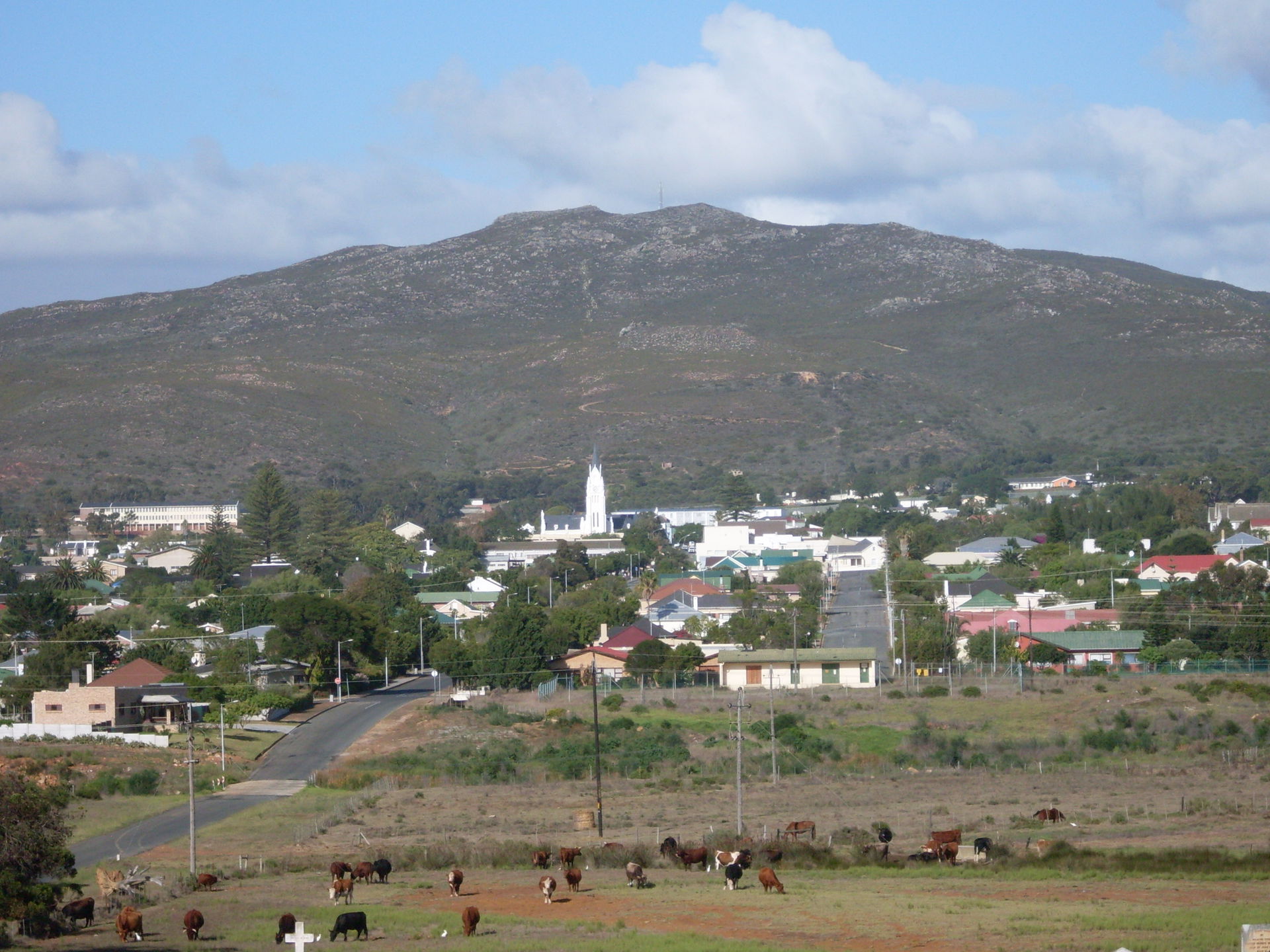 Town center of Bredasdorp, with Heuningberg in the background, …