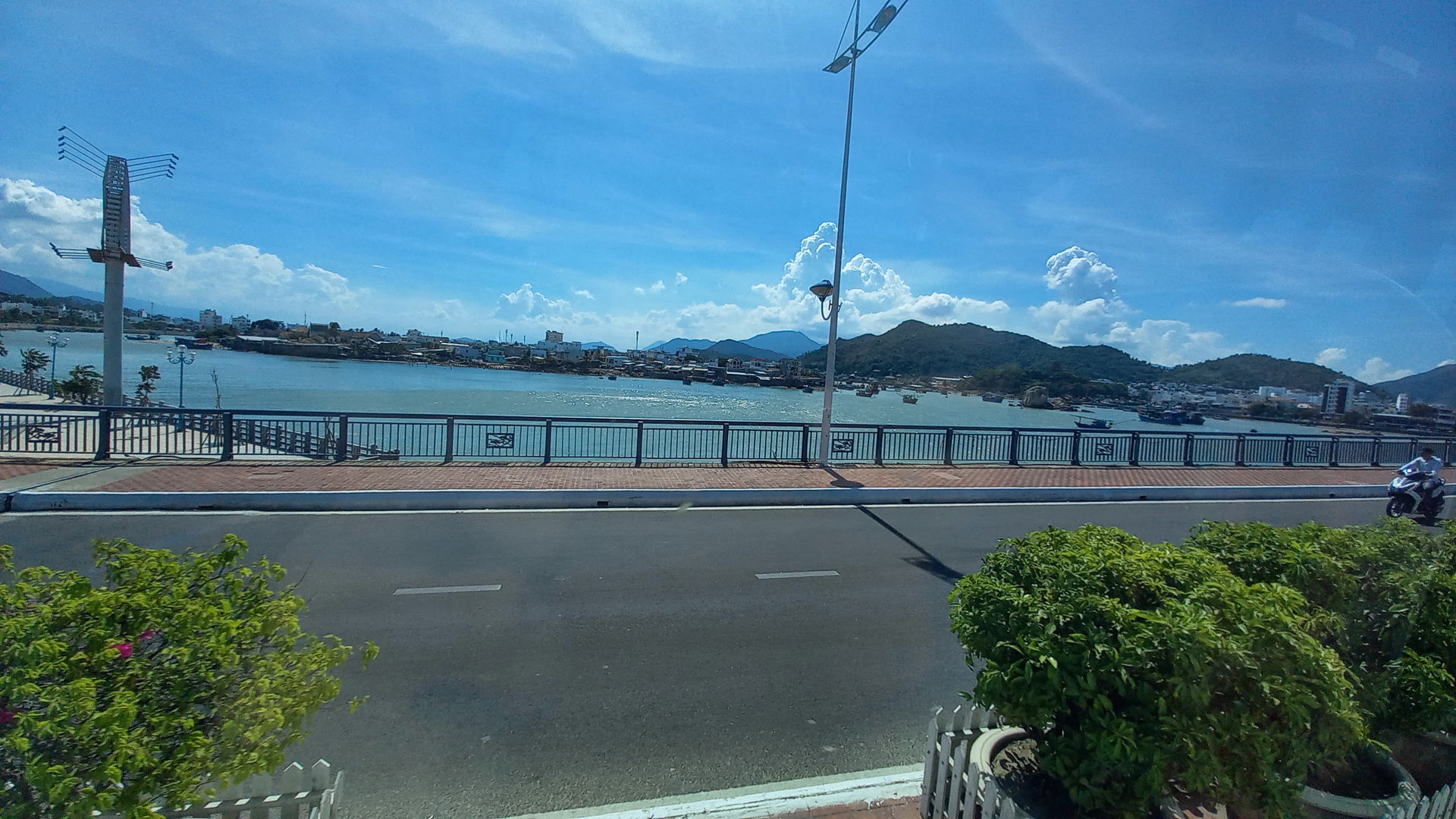 Hình miêu tả biển Cam Ranh