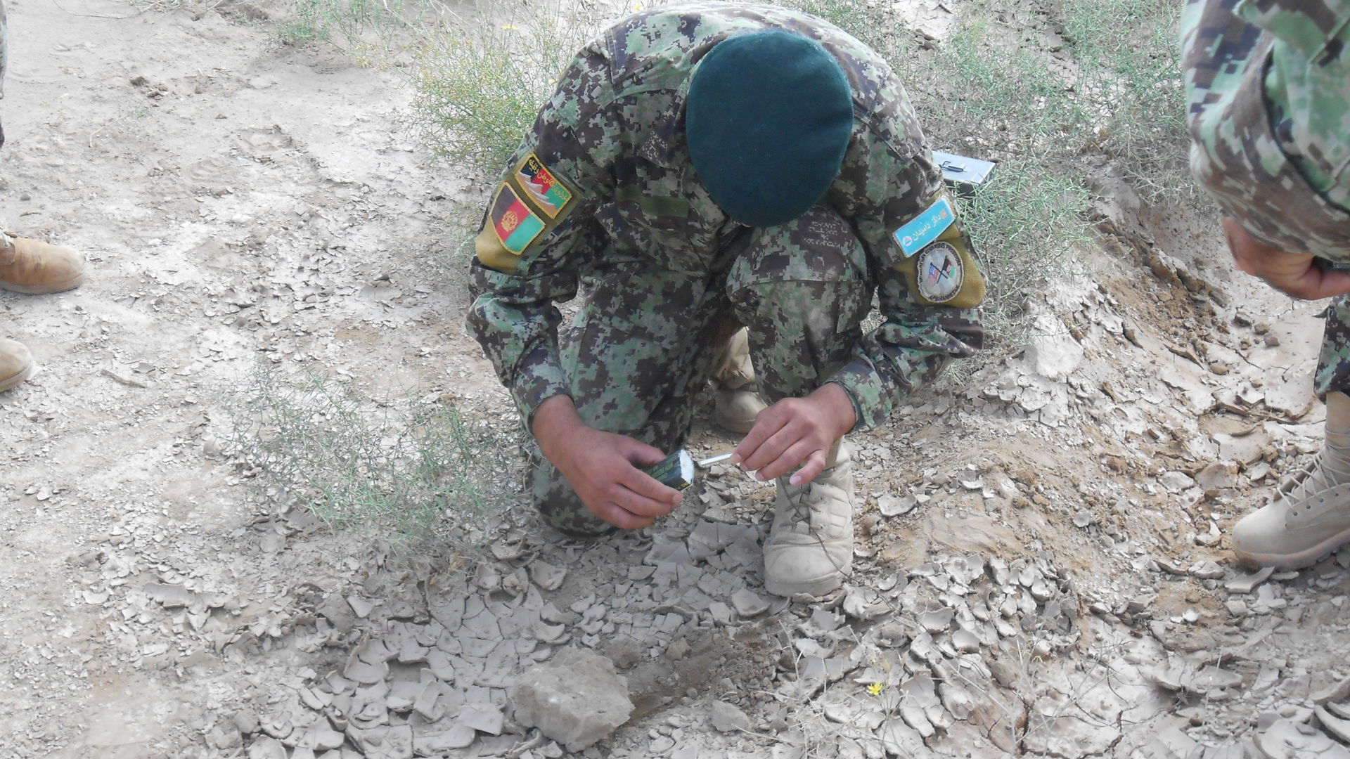Under the watchful eye of instructors, an Afghan soldier primes…