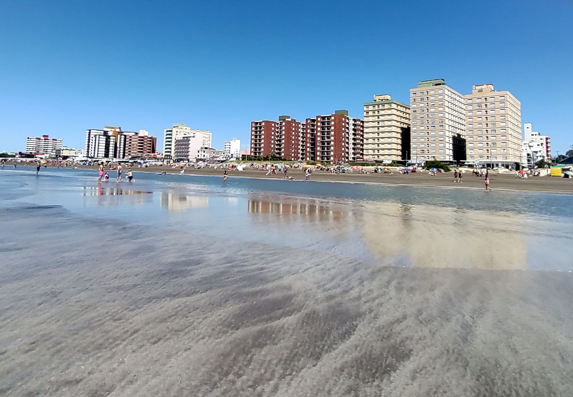 Costa y edificaciones, vista hacia el sur, de Mar de Ajó, parti…