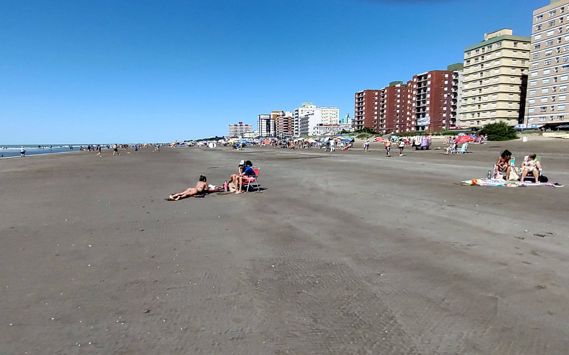 Costa y edificaciones, vista hacia el sur, de Mar de Ajó, parti…