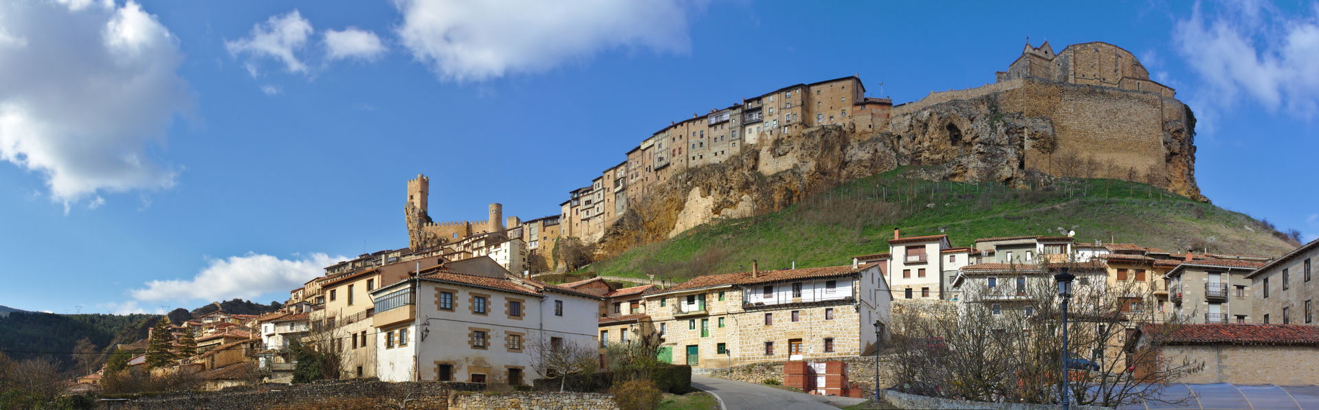 Panorámica de Frías (Burgos, España), desde la la carretera BU-…