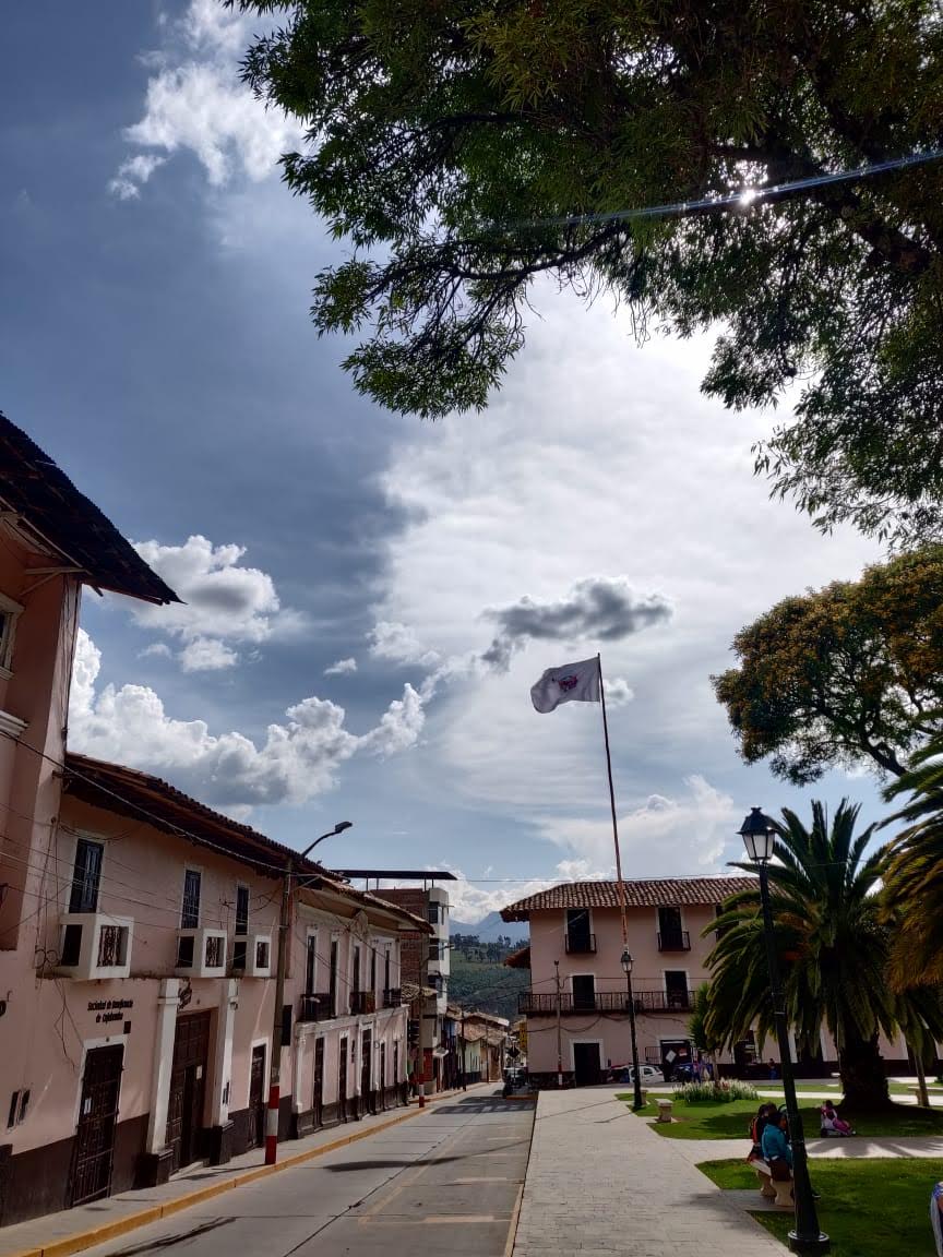 Vista de la Plaza de Armas de Cajabamba, Perú