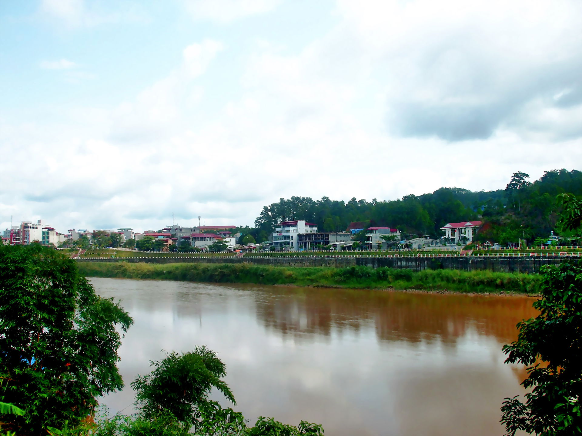 Một phần thành phố Lào Cai (Việt Nam) bên sông Nậm Thi. Ảnh chụ…