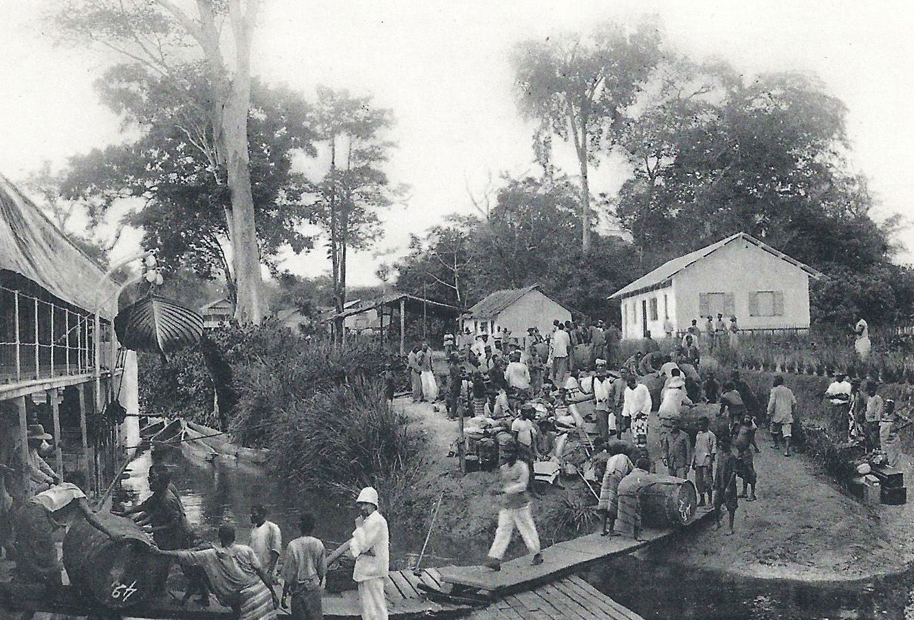 * N'Djolé. Embarquement de caoutchouc. [carte postale recadrée]…