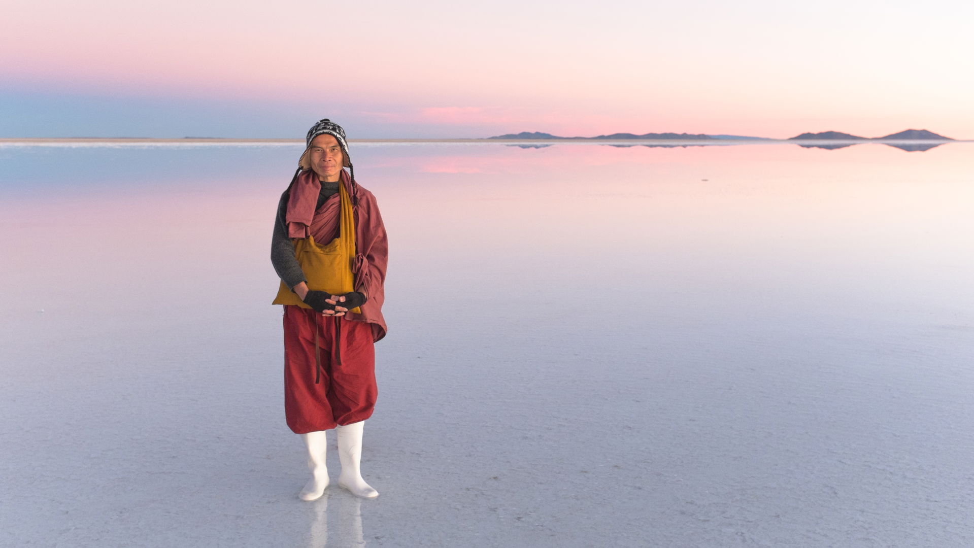 A Taiwanese Monk at the Salar of Uyuni during winter. Photo tak…