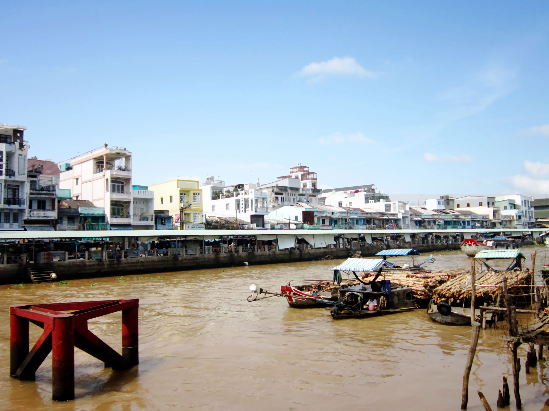Phố ở phường 2 bên sông Sa Đéc; thuộc TP Sa Đéc, tỉnh Đồng Tháp…