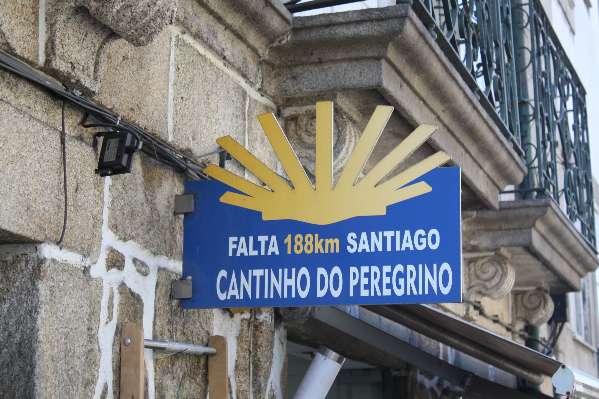 Sinal do Camiño Portugués nun bar de Barcelos