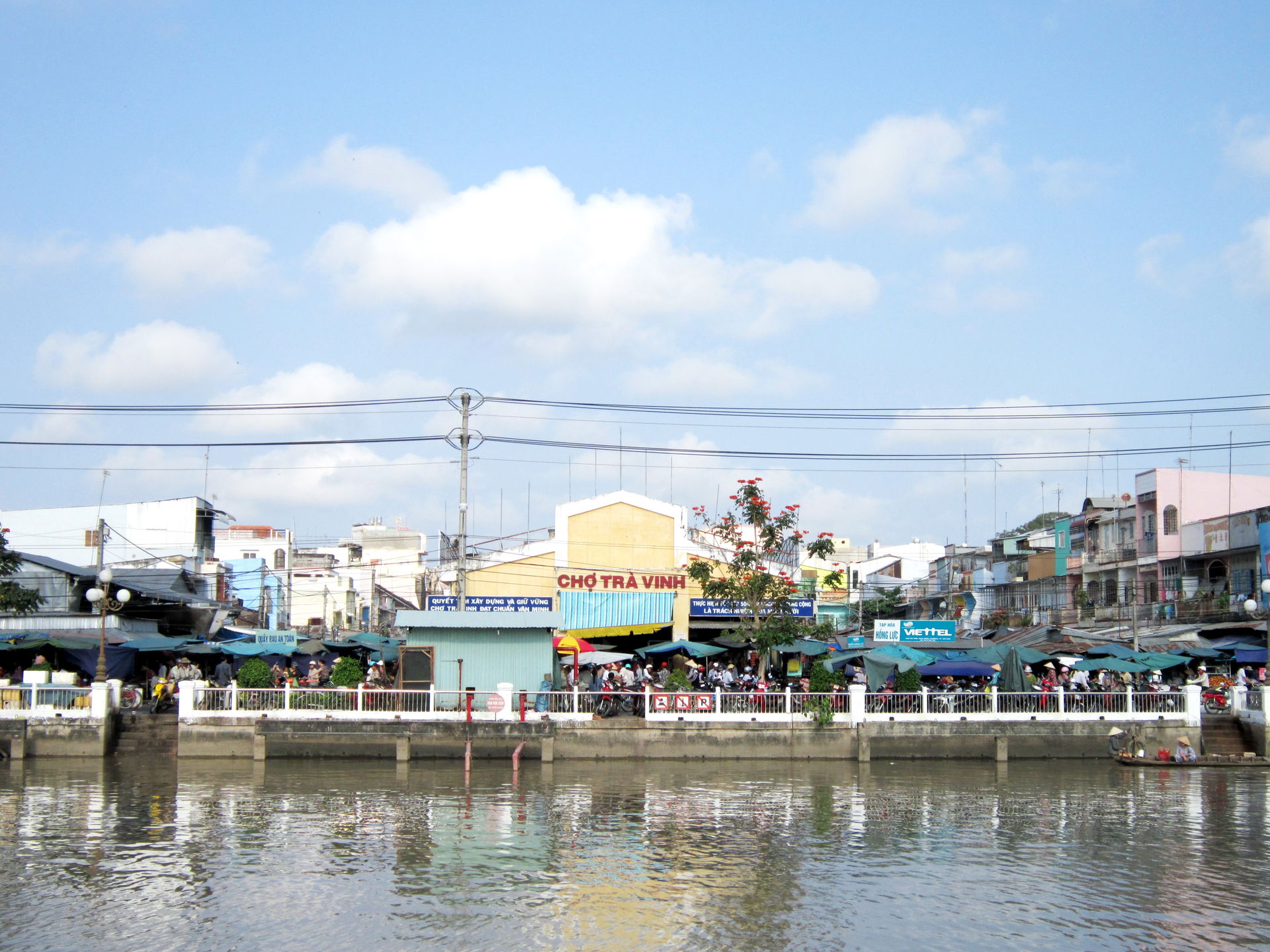 Chợ Trà Vinh nằm bên một dòng kênh tại thị xã Trà Vinh (Việt Na…