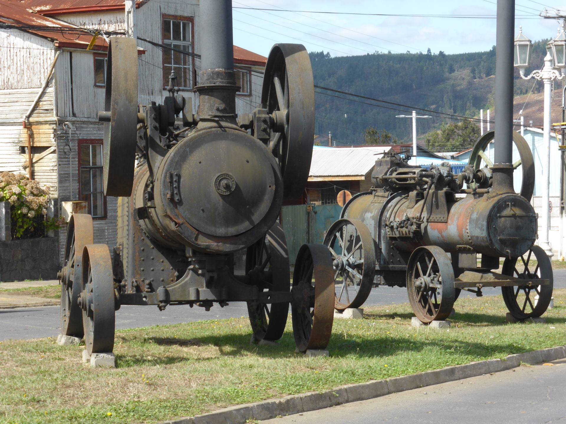 El locomóvil de la izquierda fue construido por: "RUSTON, PROCT…