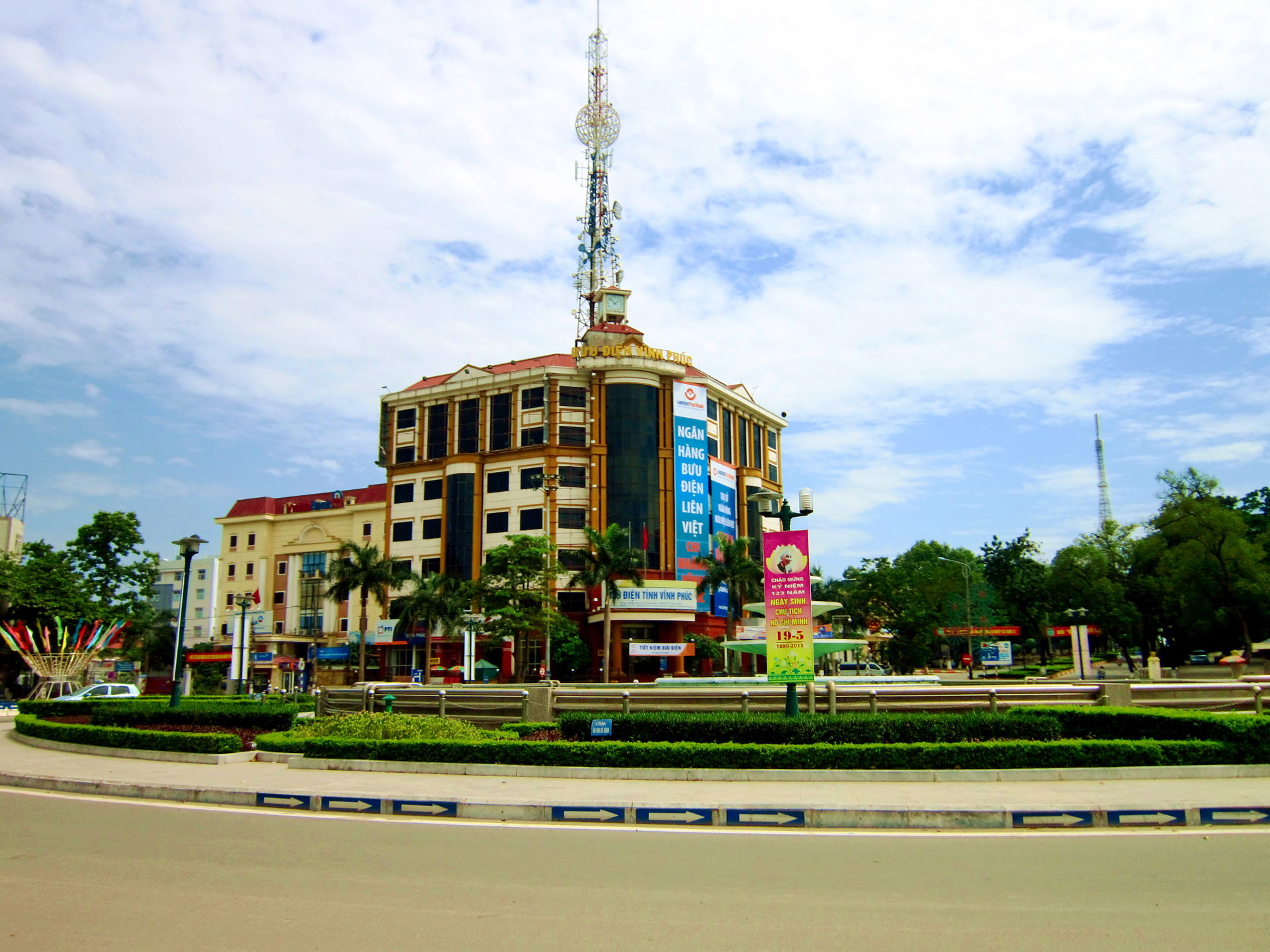 Bưu điện tỉnh Vĩnh Phúc tọa lạc trên đường Ngô Quyền, TP. Vĩnh …