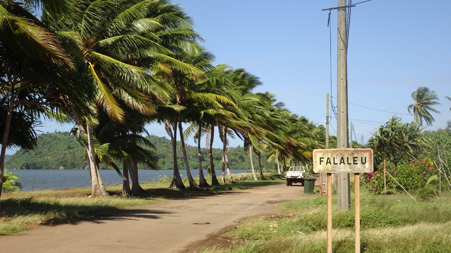 Panneau d'entrée et route côtière menant au village de Falaleu,…