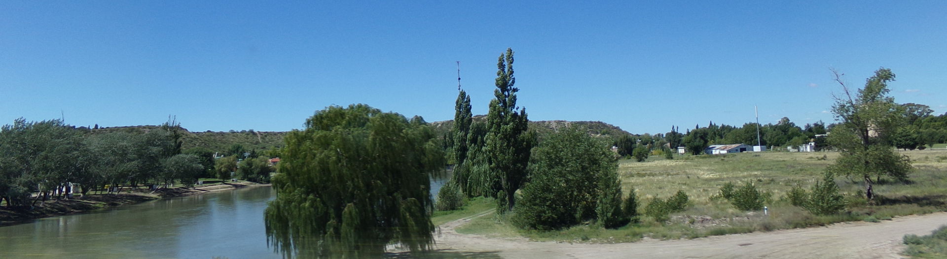 El río Colorado desde el puente de la RN 22. A la derecha, Río …