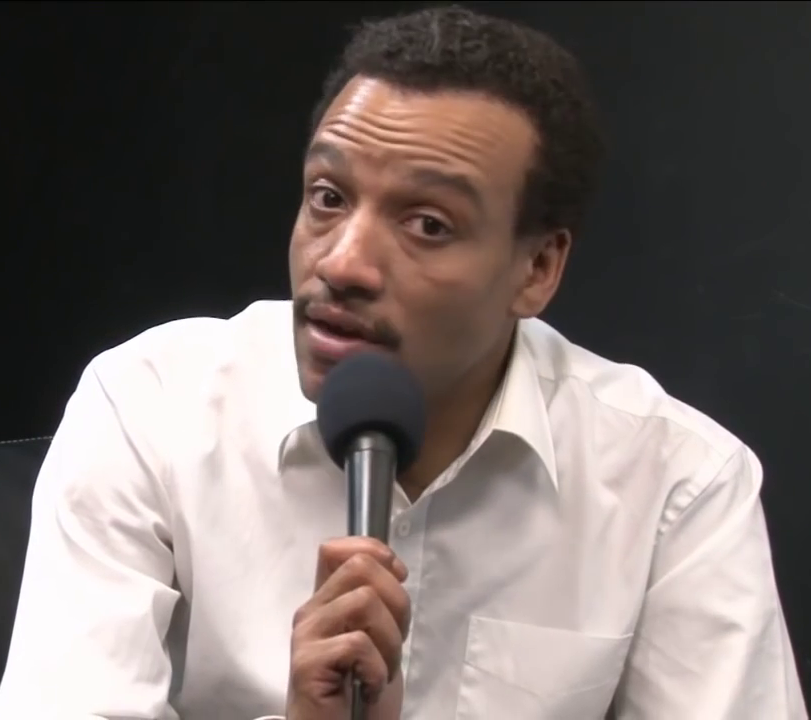 Tepa en tant qu'animateur d'une interview en 2015