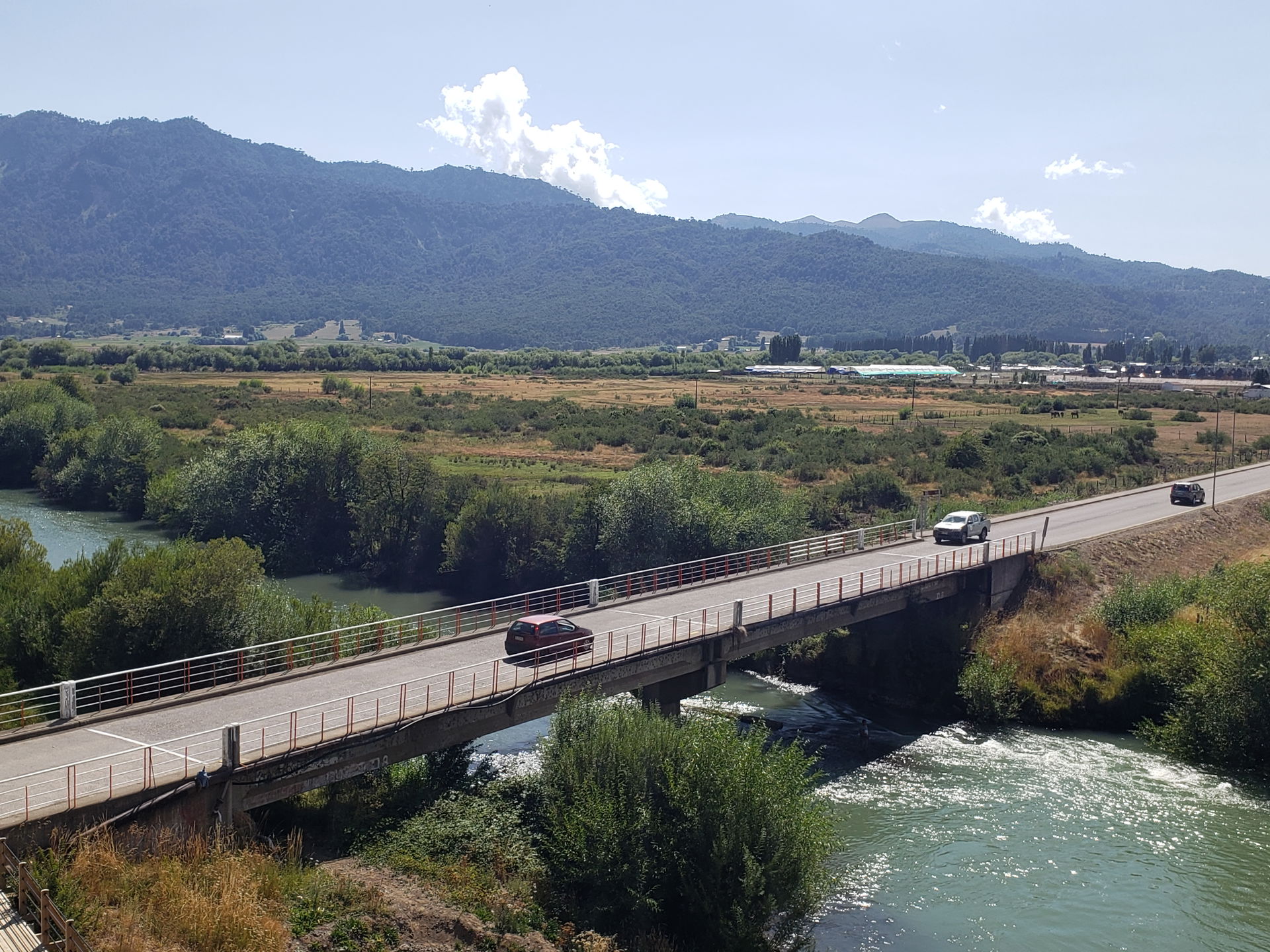Puente de entrada a Lonquimay, sobre el río homónimo; al fondo …