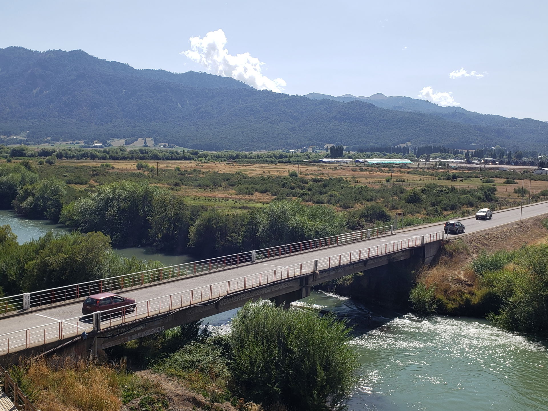 Puente de entrada a Lonquimay, sobre el río homónimo; al fondo …