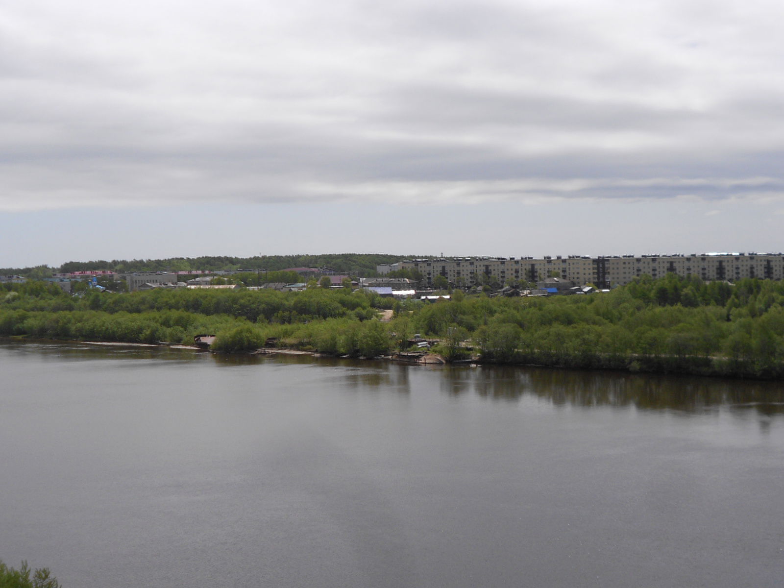 Вид на Ноглики с моста через реку