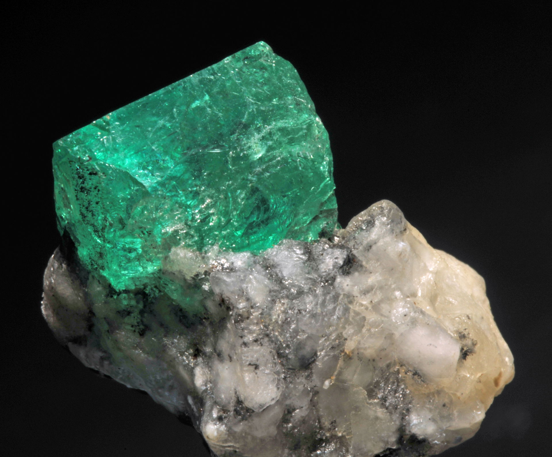 beryl var. emerald, calcite : Muzo Mine, Mun. de Muzo, Vasquez-…