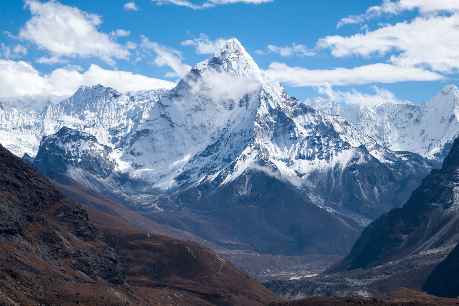 Ama Dablam Peak ("Mother's Necklace", आमा दब्लम, 6,812 metres (…