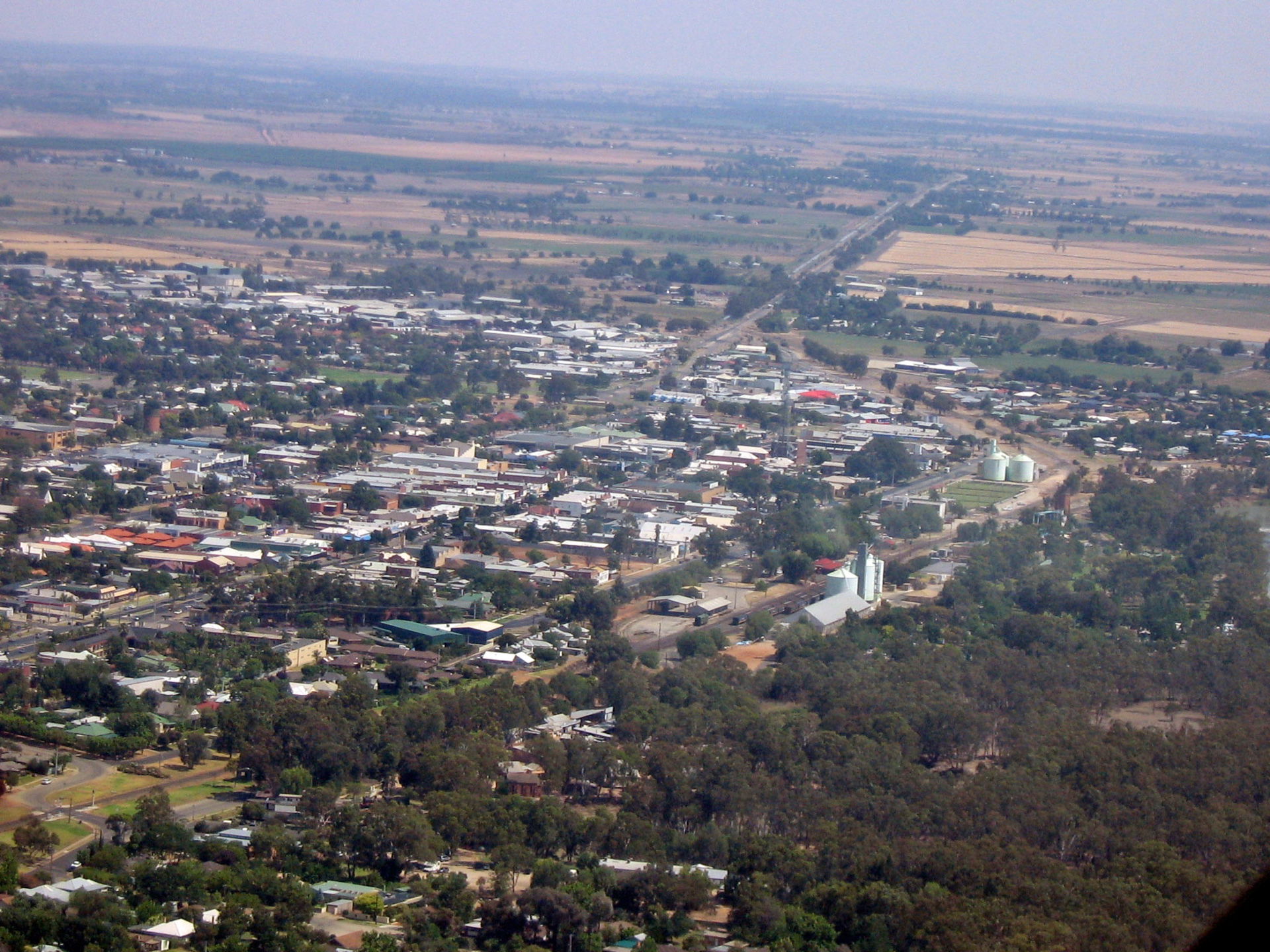 w:Swan Hill, Victoria from the air, looking west