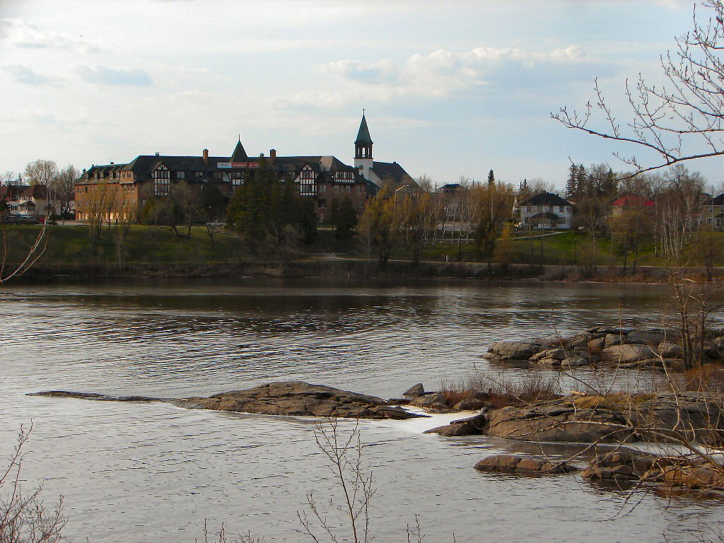 Kapuskasing Inn and the Kapuskasing River in Kapuskasing, Ontar…